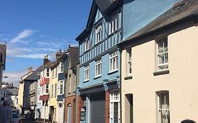 Rockferry 3 Bed Central Apartment + Parking Permit